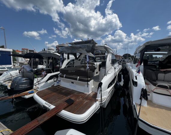 bavaria motorboat s33ht for charter in croatia