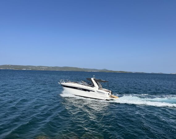 Bavaria S29 – premium motorboat with Volvo engines, spacious interior and modern design, ideal for cruising and comfort