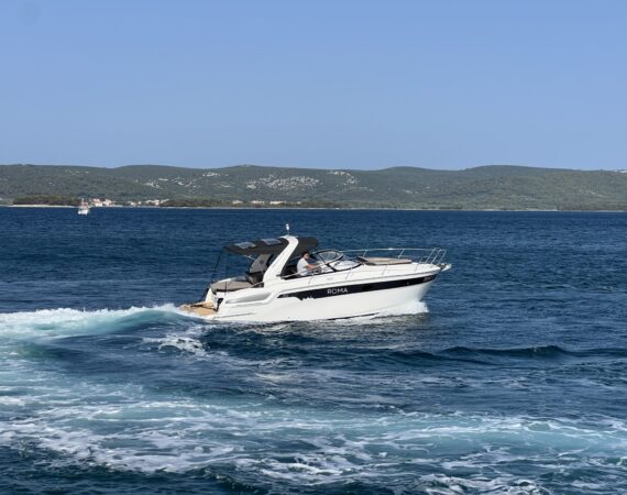 Bavaria S29 HT Roma – premium motorboat with Honda engines, spacious interior and modern design, ideal for cruising and comfort